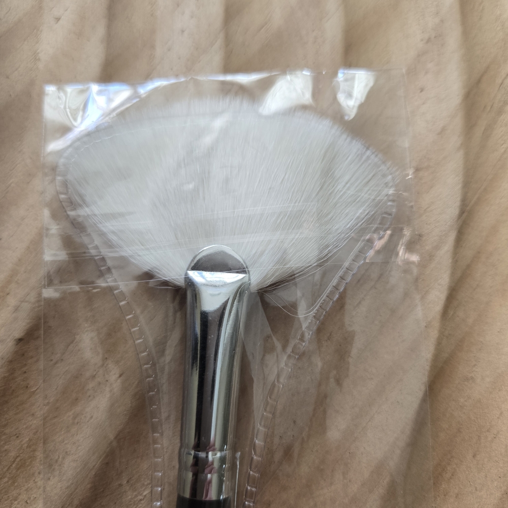 Morphie Fan Brush M310 Large Soft Full Size New Sealed - Picture 3 of 6